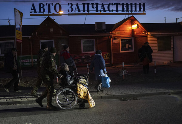 Poland soldier helps refugee at Medyka border